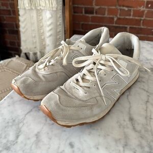 New balance sneakers in grey